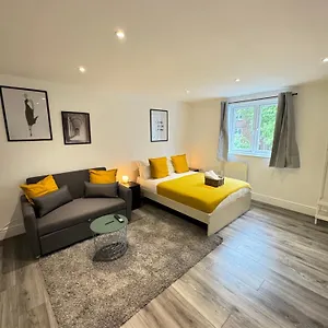 En-suite Bedroom For Up To 4! Sofa Bed - Near Stratford Pensión
