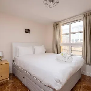 cozy-central-2-bedroom-apt-w-parking.edinburghhotelsuk.org/